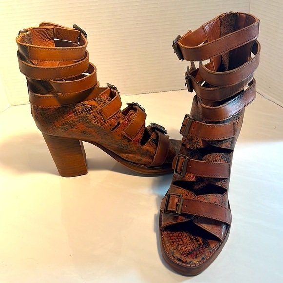 Vintage foundry co Embossed snakeskin multi buckle ankle heel - Picture 6 of 7